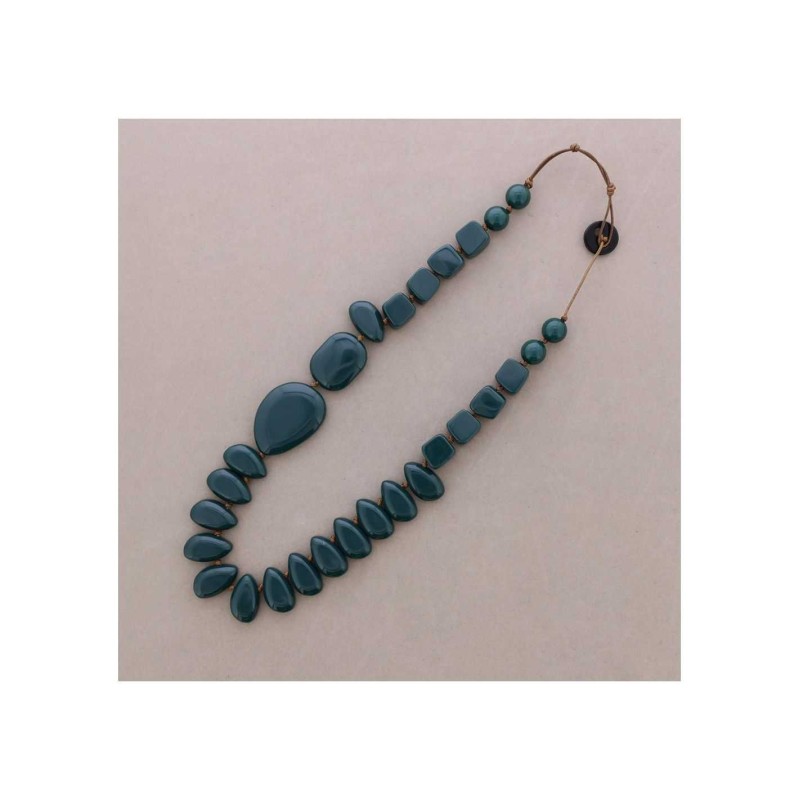 COLLAR LARGO CON CUENTAS DE RESINA