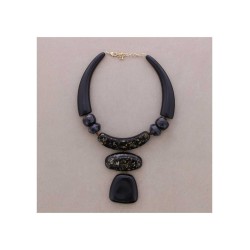 Collana corta con ciondolo geometrico in resina
