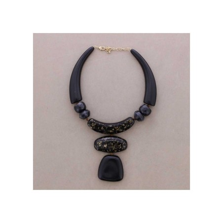 Collana corta con ciondolo geometrico in resina