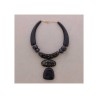 Collana corta con ciondolo geometrico in resina