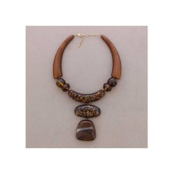Collana corta con ciondolo geometrico in resina
