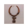 Collana corta con ciondolo geometrico in resina